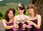 P&uuml;ndericher Weink&ouml;nigin 2010: Pia Brohl mit Weinprinzessinnen Jennifer Simon und Sara L&uuml;tz
