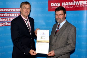 Preisübergabe an Ortsbürgermeister Werner Lay aus Pünderich. Foto: HwK Koblenz Ortsbürgermeister Werner Lay aus Pünderich. Foto: HwK Koblenz
